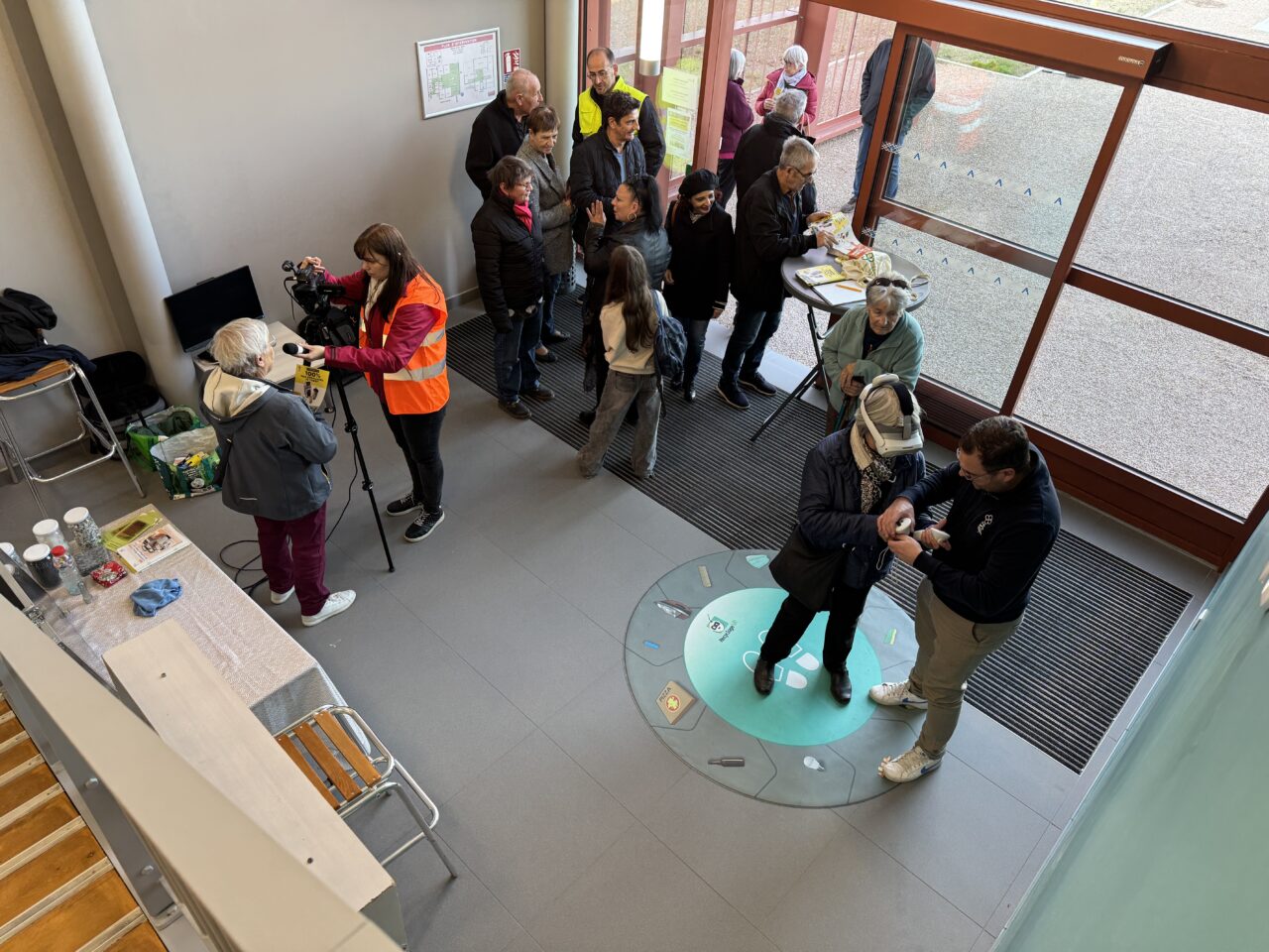 Une personne accompagnée dans l’utilisation d’un casque VR pendant un atelier de sensibilisation