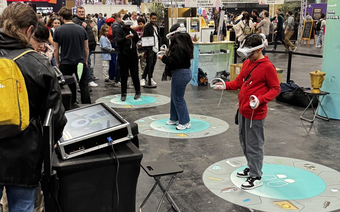 Participants équipés de casques VR et public autour de l’animation RecyclageVR à la Paris Games Week