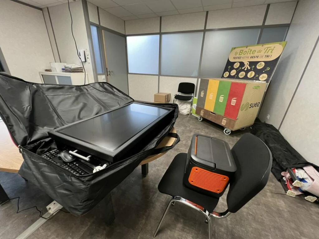 Pantalla táctil y accesorios preparados junto a un soporte de separación en Lyon.