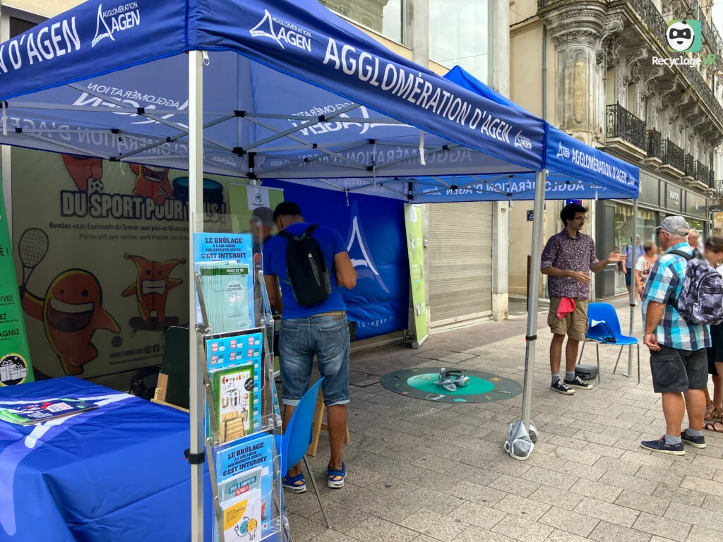 The RecyclageVR stand at an event in Agen.