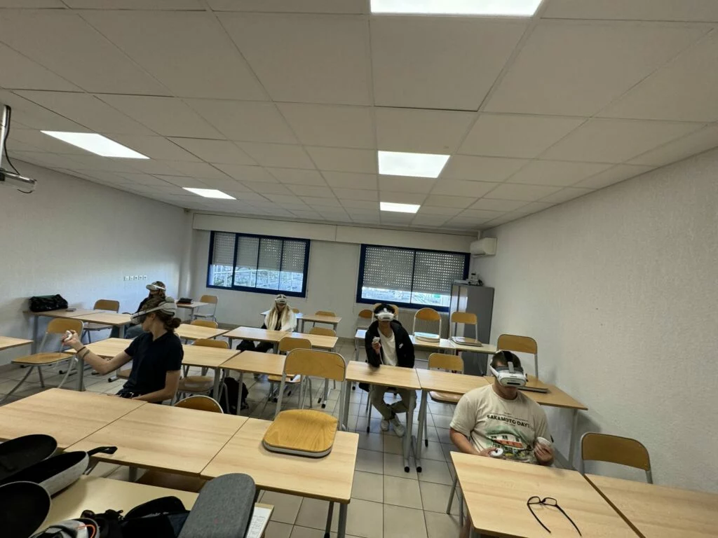 Varios puestos VR utilizados en posición sentada en un aula.