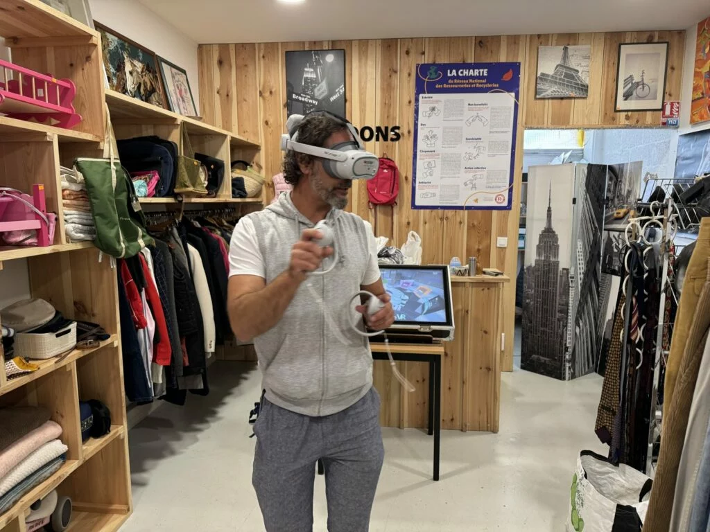A VR headset and display among the shelves of the Poissy reuse shop.