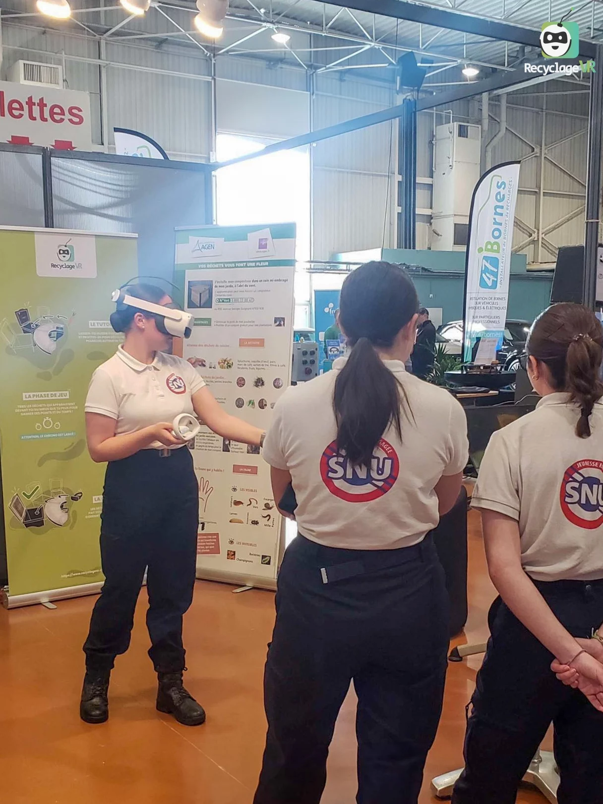RecyclageVR — Agen Young SNU participants at the RecyclageVR stand at the Agen fair in 2023